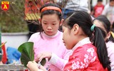 Học sinh Hà Nội thích thú gói bánh chưng ngày Tết